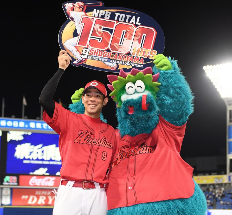 　通算１５００安打を達成した秋山はスラィリーと一緒にボードを掲げる（撮影・田中太一）