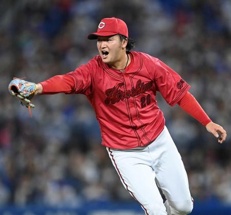 　６回、関根の打球を追い、声を張り上げる床田（撮影・田中太一）