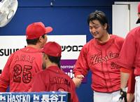 　７回を投げ終え新井監督からねぎらいを受ける床田（撮影・金田祐二）