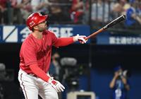 　５回、中犠飛を放つマクブルーム（撮影・金田祐二）