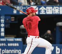 　１回、左前に先制適時打を放つマクブルーム（撮影・金田祐二）