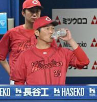 　９回、水を飲む新井監督