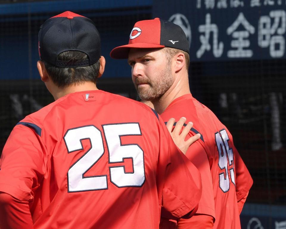 　試合前の練習で新井監督と話をするデビッドソン（撮影・田中太一）