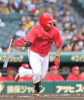 １回、中前へ先制適時打を放つ松山（撮影・立川洋一郎）