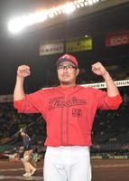 ヒーローインタビューを終え、ポーズを決める松山（撮影・高部洋祐）