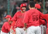 ５回、玉村の２点適時打で生還し、ナインとタッチを交わす・林（撮影・高部洋祐）