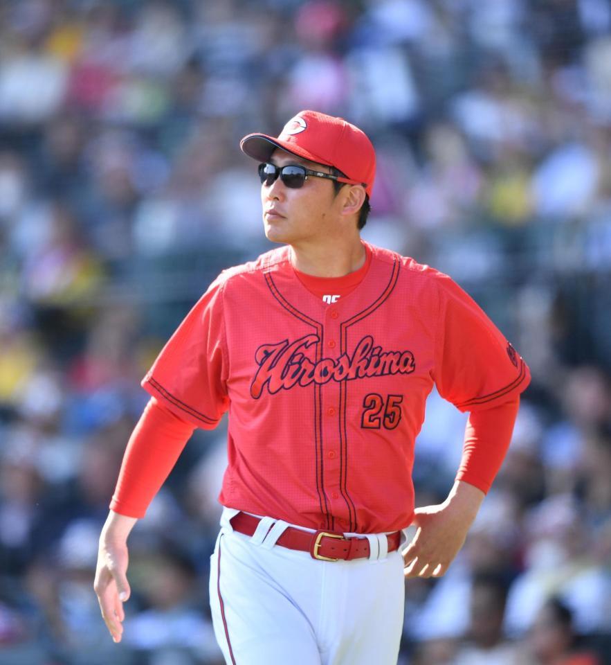 ５回、アンダーソンの交代を告げた新井監督（撮影・中田匡峻）