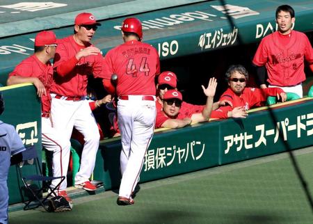 　７回、適時打を放った林（４４）を迎える新井監督（撮影・山口登）