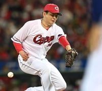 　６回、大島の打球を捕れず、同点適時打にする大瀬良（撮影・田中太一）