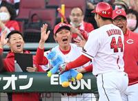 　２回、先制ソロを放った林を迎える新井監督（撮影・田中太一）