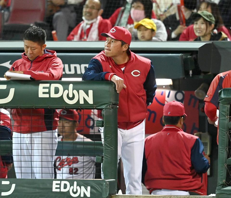 　９回、代打の松山が凡打に倒れゲームセット。悔しげにグラウンドを見つめる新井監督（撮影・田中太一）