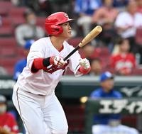 　１回、右中間へ２ランを放つ坂倉（撮影・田中太一）