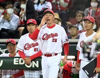 　リクエストを要求する新井監督（撮影・田中太一）