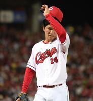 　４回、途中降板となり悔しさをにじませながらベンチへ戻る黒原（撮影・田中太一）