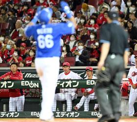 カープ新井監督　被弾呼んだ連続失策の林に喝　エラーは責めず「あした攻めていって」