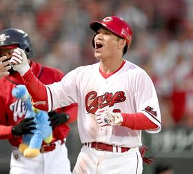 広島・田中　９５２日ぶり猛打賞！５割復帰だ　スタメンに応えた三回３号３ラン　「中堅、ベテランがカバーして勝ち試合に」