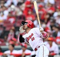 　１回、左越えへ先制ソロを放つ菊池（撮影・田中太一）