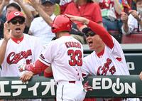 　１回、先制ソロを放った菊池を迎える新井監督（右）と石原コーチ（撮影・田中太一）