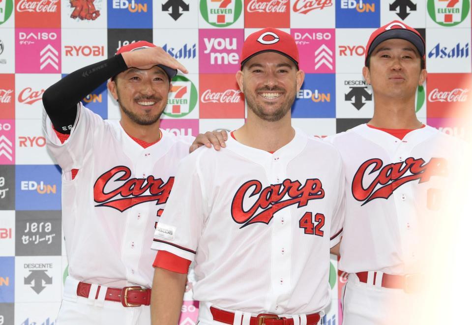 　お立ち台で笑顔を見せる（左から）菊池、アンダーソン、上本（撮影・田中太一）