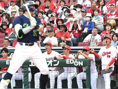 　９回、村上（手前左）が三振に倒れ、ベンチで声を張り上げる新井監督（右から４人目）らカープ首脳陣（撮影・田中太一）