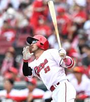 　１回、先制の３号ソロを放つ菊池