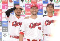 　交流戦へ視界良好！お立ち台で笑顔を見せる（左から）菊池、アンダーソン、上本（撮影・田中太一）