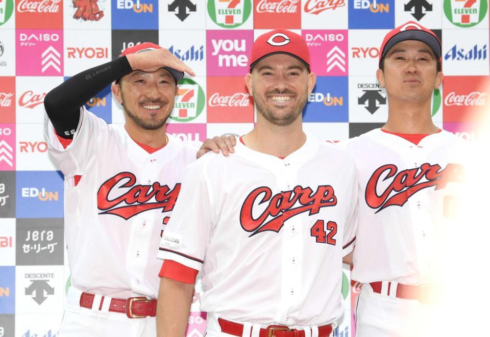 　交流戦へ視界良好！お立ち台で笑顔を見せる（左から）菊池、アンダーソン、上本（撮影・田中太一）