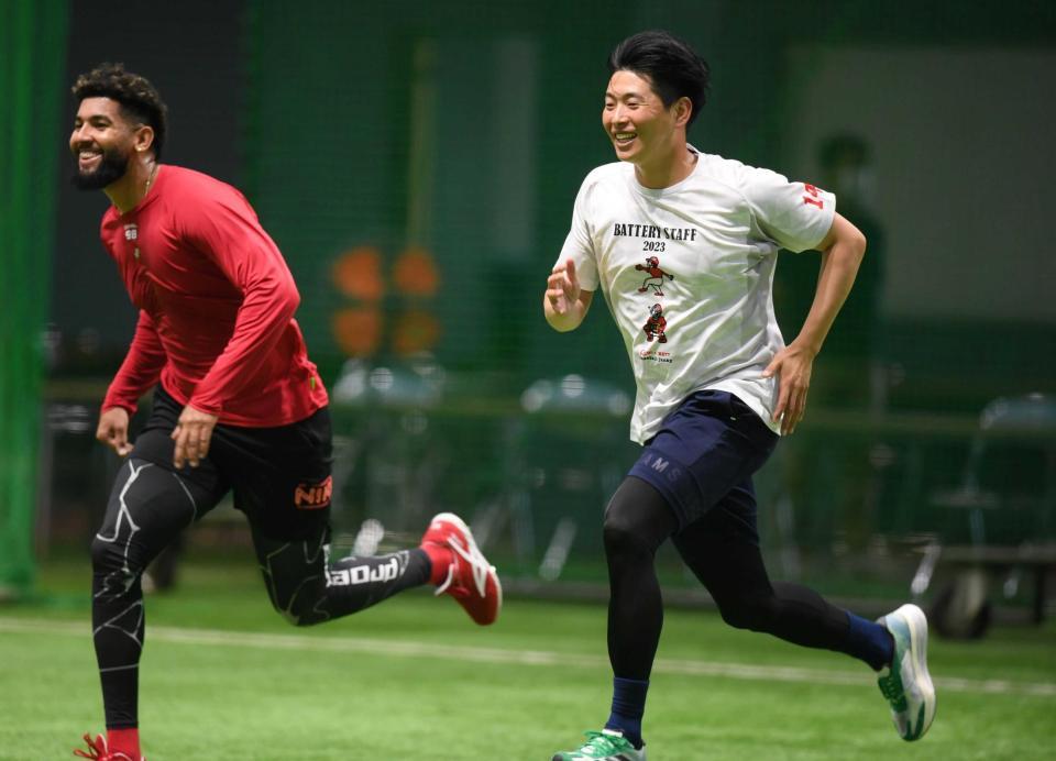 　コルニエルと走り込みをする大瀬良（撮影・田中太一）