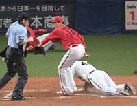 　５回、バッテリーミスから先制を許す大瀬良（撮影・飯室逸平）