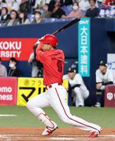 　７回、右越えに先制３ランを放つ秋山（撮影・山口登）