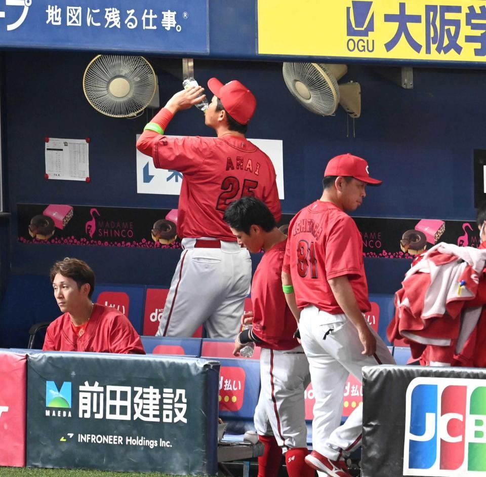 　オリックスに敗れ、ベンチを後にする新井監督（２５）らカープナイン（撮影・飯室逸平）