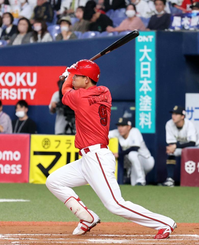 　７回、右越えに先制３ランを放つ秋山（撮影・山口登）