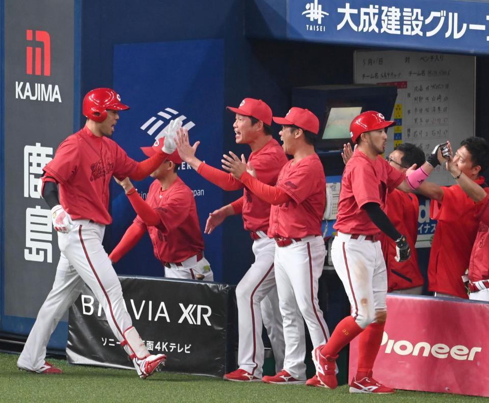 　７回、先制３ランを放った秋山を迎える新井監督（中央）＝撮影・飯室逸平