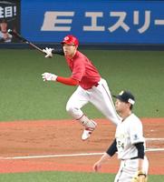 　７回、先制３ランを放つ秋山（撮影・飯室逸平）