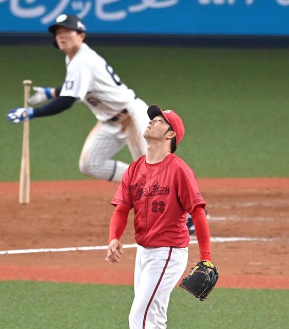 【写真】まさかの満塁弾　虚ろな目で打球の行方を追う薮田