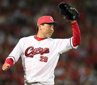 　７回、ソフトバンク打線を無失点に抑え、野手陣を迎える栗林（撮影・田中太一）