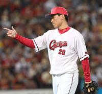 　７回、ソフトバンク打線を無失点に抑え、指をさしながらベンチへ戻る栗林（撮影・田中太一）