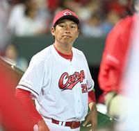 　７回、投手交代を告げるためベンチから出る新井監督（撮影・田中太一）