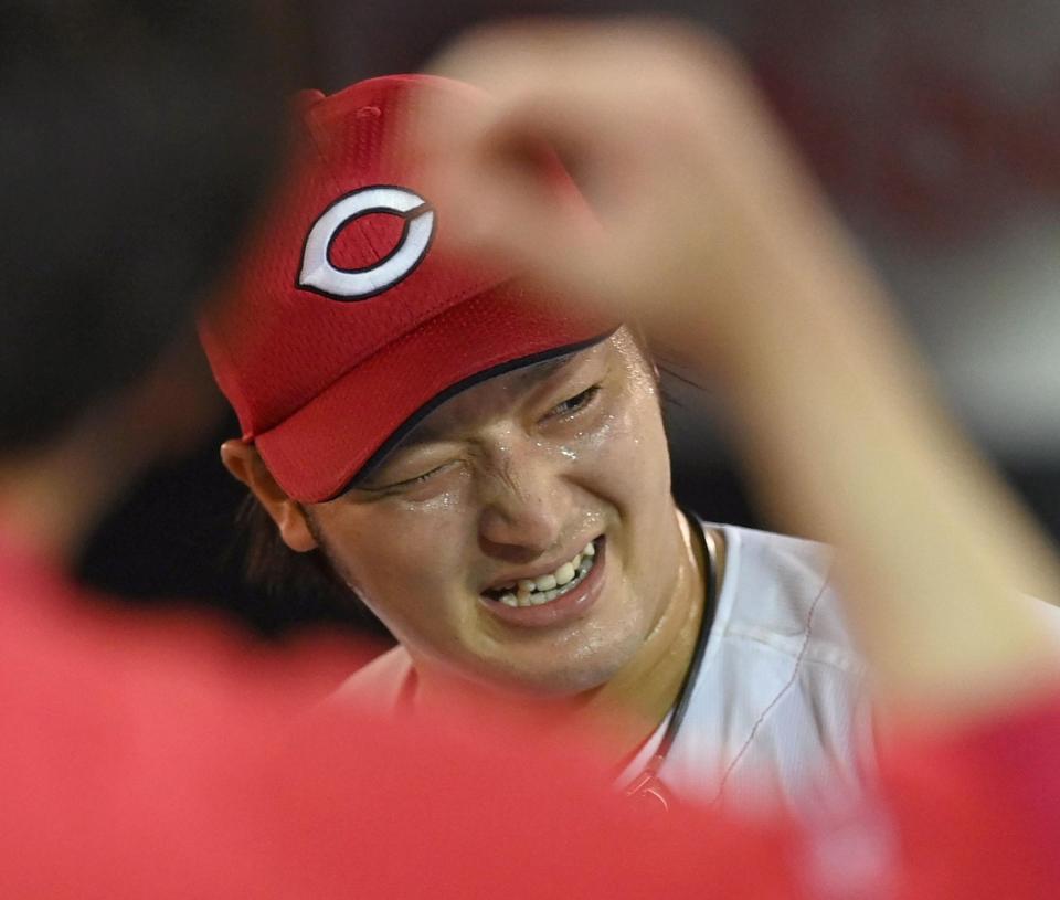 　５回のピンチを切り抜けた床田は笑顔でベンチへ戻る（撮影・田中太一）