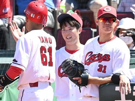 　１回、生還した矢野を迎える先発の森下（撮影・田中太一）