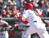 　６回、スクイズを決める森下（撮影・田中太一）