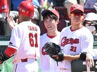 　１回、生還した矢野を迎える先発の森下（撮影・田中太一）