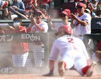 　６回、森下のスクイズで三走・田中（手前）が生還。ベンチから手をたたいて喜ぶ新井監督（左から２人目）ら首脳陣（撮影・田中太一）