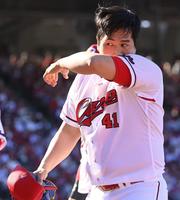 　９回、無死満塁とし、降板する矢崎