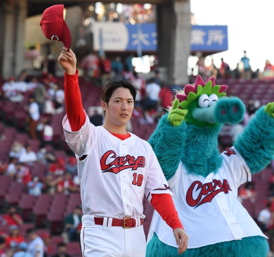 　交流戦で勝利を飾り、スタンドの声援に応える森下（撮影・田中太一）