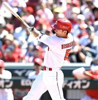 　１回、先制適時打を放つ西川（撮影・田中太一）