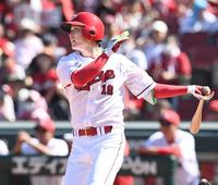 　４回、中前へはじき返しマルチ安打を決める森下（撮影・田中太一）