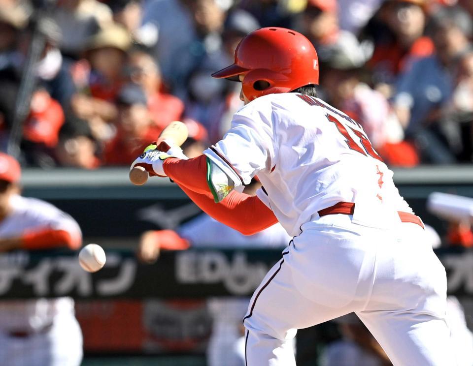 　６回、スクイズを決める森下