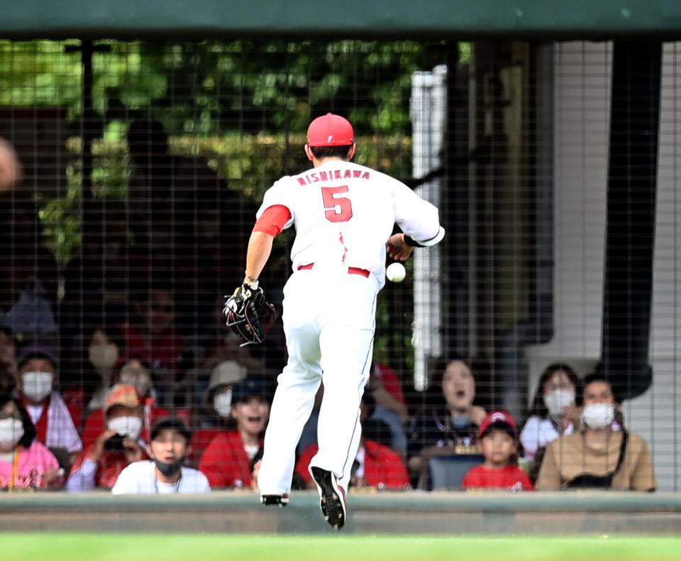 　頭上を越されボールを追う西川（撮影・田中太一）