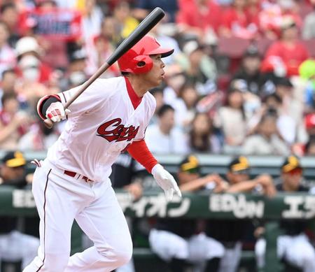 　１回、先制適時打を放つ秋山（撮影・田中太一）